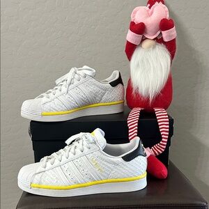 Adidas men’s 7.5/women’s 9 3 stripe life shell toe